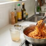 Air rebusan pasta sering terbuang? Sisihkan sedikit untuk membantu saus menempel