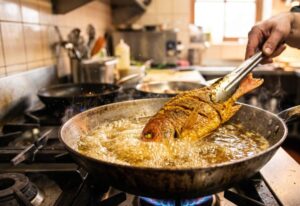 Trik goreng ikan tanpa bikin minyaknya meletup-letup, ternyata cuma pakai buah kecil yang satu ini